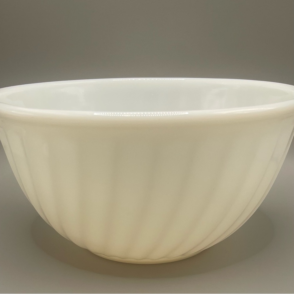 Vntg Fire-King Oven Ware Milk Glass Mixing Bowl Ribbed Ivory Anchor Hocking USA